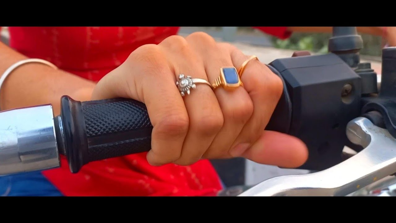Girl Enjoying Longest Bike Revving 🔥🔥🔥 #avenger #bajaj #revving #girl #bike #greaternoida #dehradun