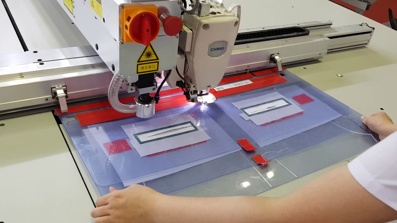 Bổ túi quần tây bằng máy lập trình laser.