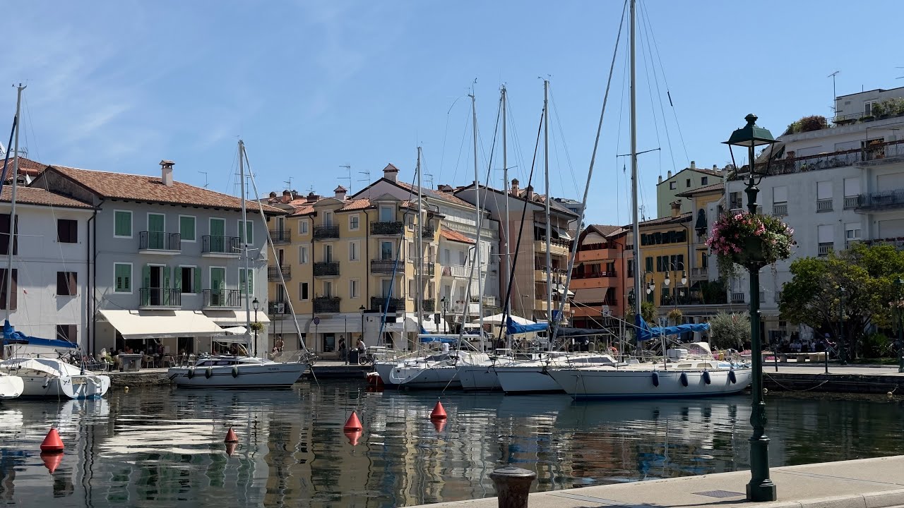 Utazik a CSAL&Aacute;D 5. - Grado, a tengerparti &Eacute;KSZERDOBOZ