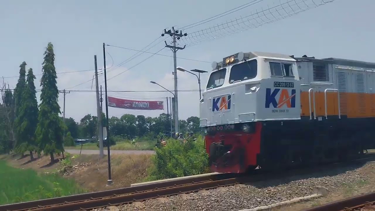 Kereta ngebut dan cepat sekali di wilayah ampelgading - comal kab. Pemalang