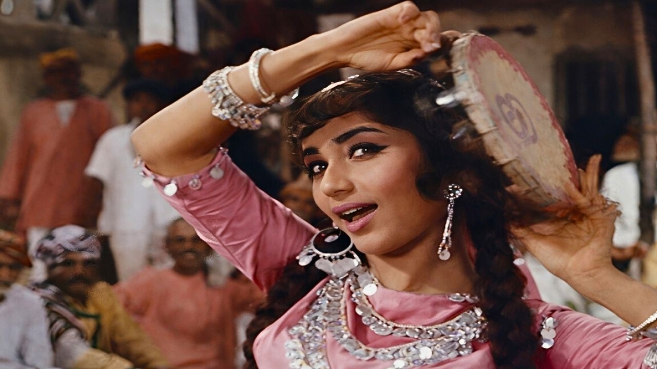 Sadhana Iconic Song (4K) : झुमका गिरा रे, बरेली के बज़ार में | Asha Bhosle | Mera Saaya (1966)