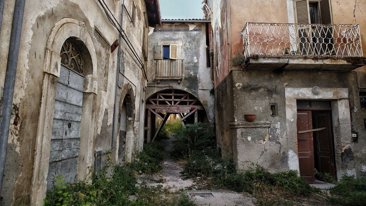 Urbex Italia: Camminiamo tra le strade del paese fantasma abbandonato dopo il terremoto | Urbex MJ