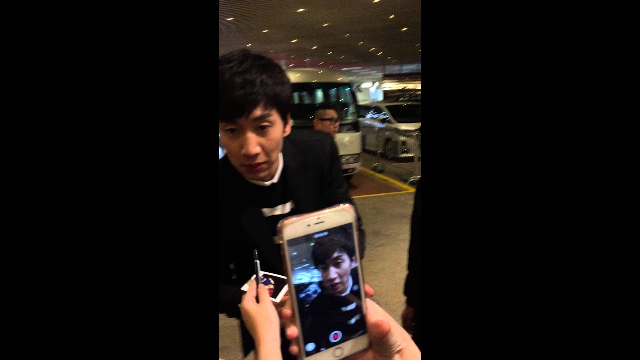 Lee Kwang Soo Excellent Fan Service for Lucky Fans (super close-up)! 李光洙超親民與幸運fans近距離接觸！2016.03.22