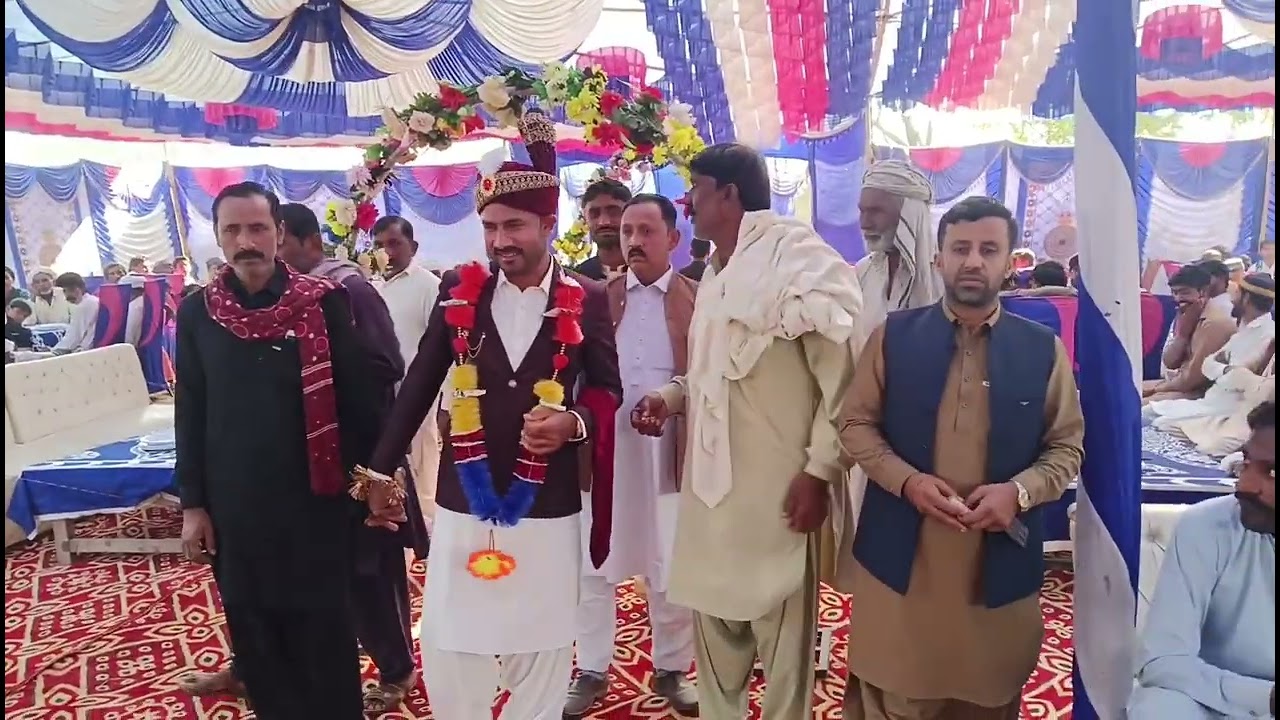 ابھی دولہا صاحب سٹیج پہ تشریف لا رہے ہیں