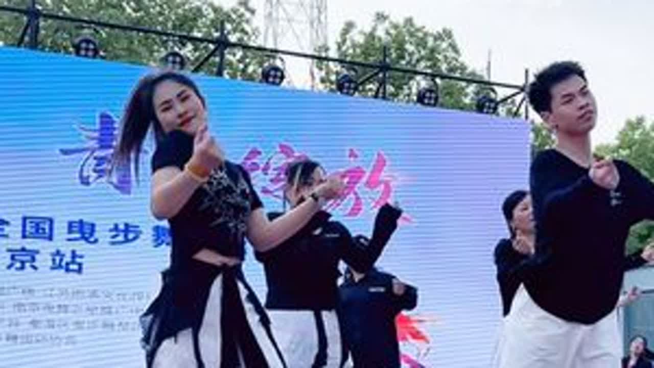 《风中的承诺》超长完整版广场舞，南京站与原创小帅哥开心走起，感谢主办方的盛情邀请最潮广场舞 风中的承若 热门音乐🔥 简单易学舞蹈 @抖音小助手 @梓航Sir