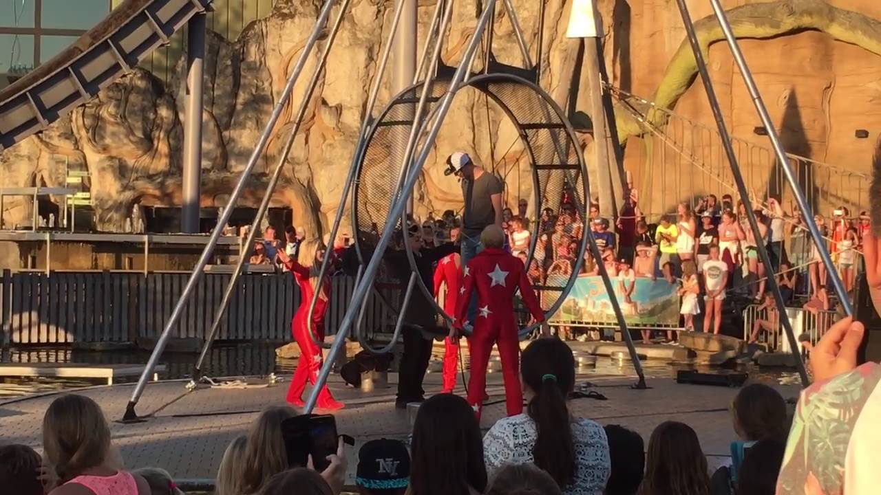 Dylan Haegens in Toverland 2016 met Bello Nock