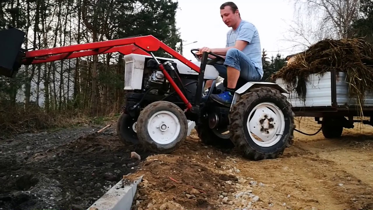 Mini traktorek sam z ładowaczem czołowym i przyczepą samoróbką wywrotką