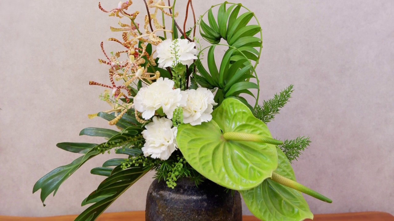Cắm bình hoa trang trí trong nhà.