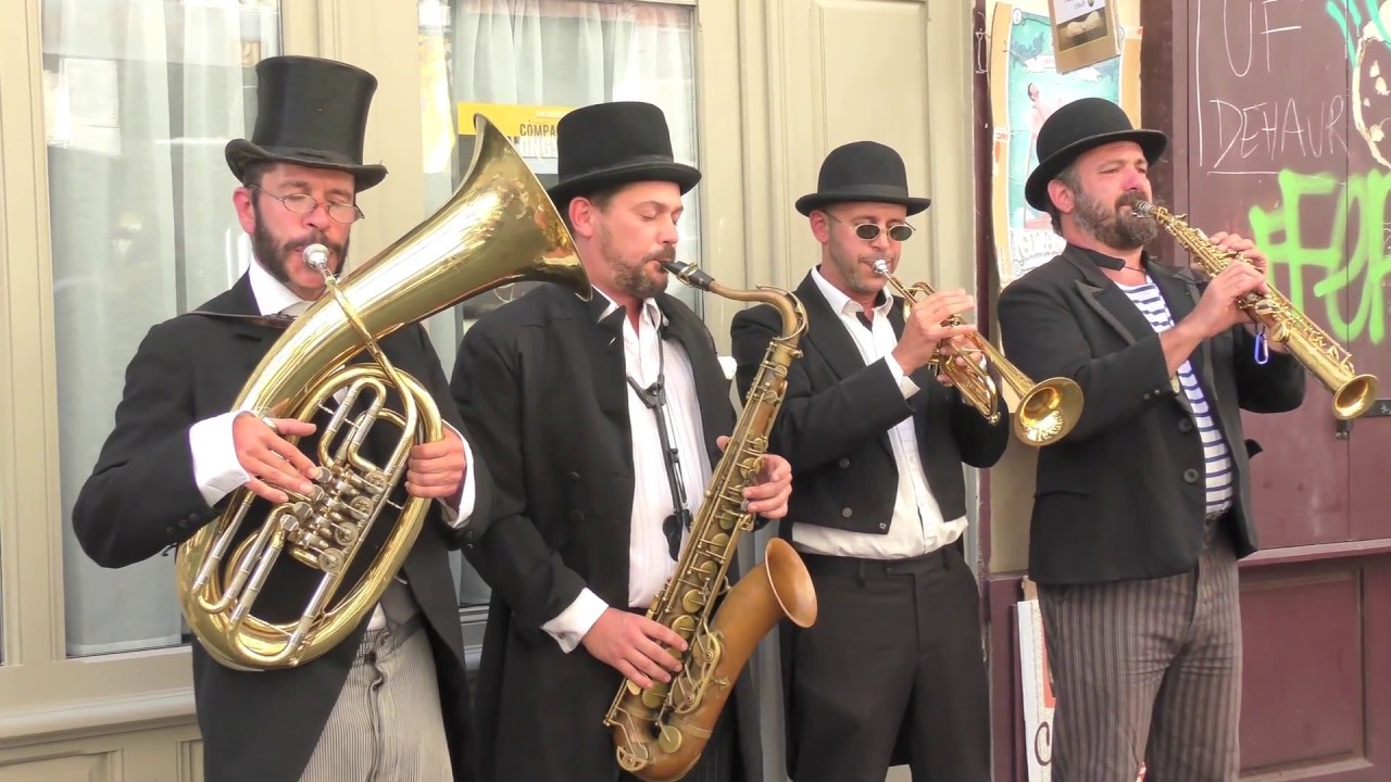 FESTIVAL AURILLAC 2017 : Ambiance de la rue (barefoot girls + musicians)