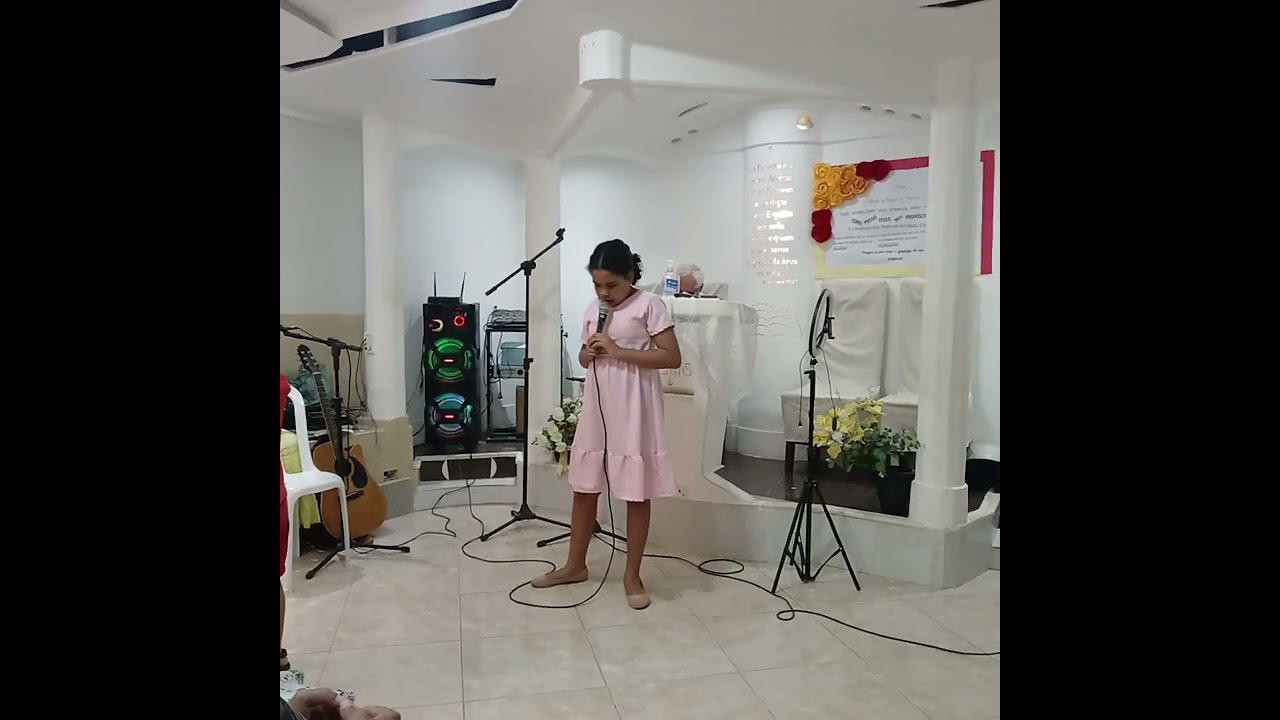 ANA LOUVANDO AO SENHOR