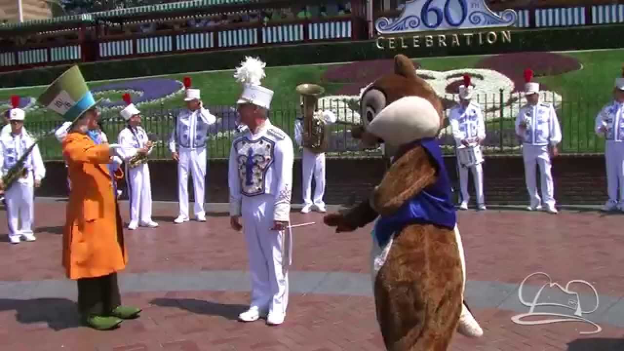 Группа Disneyland с персонажами Disney у главного входа — Disneyland