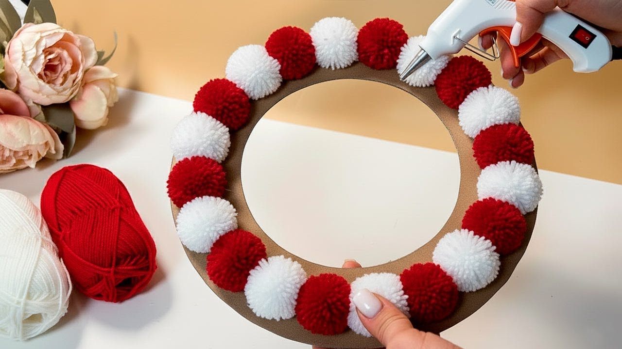 How Beautiful! 🥰 A CHIC IDEA using Cardboard and yarn Pom-Poms! Christmas Ideas!