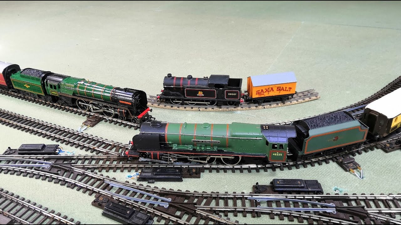 Hornby R.552 Oliver Cromwell And Wrenn W2228 City Of Birmingham On The Super 4 Track + 3 Rail Action