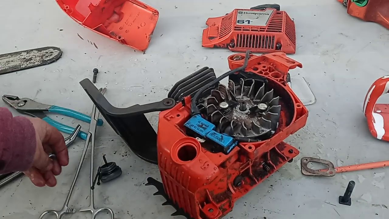 RDMJ.MOTOSIERRA HUSQVARNAS COMO CAMBIAR TORNILLO DE LA ESPADA (BARRA)CUANDO SE QUEBRA.