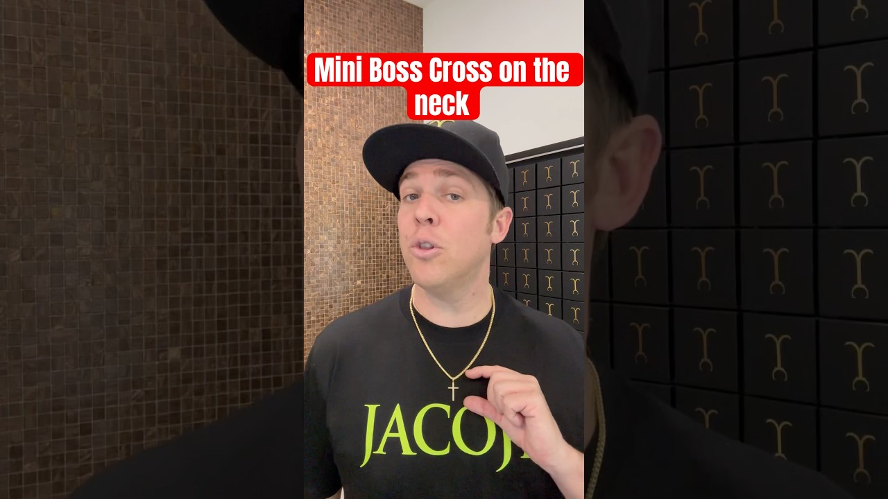 Smaller pendant on the neck MINI Boss Cross #jacoje #gold #cross #14kt #goldjewellery #goldchain