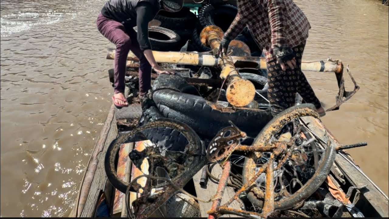 Bất ngờ anh thợ lặn mò được 1 xe đạp cổ trên 50 tuội và cột cờ tào biển anh em ơi