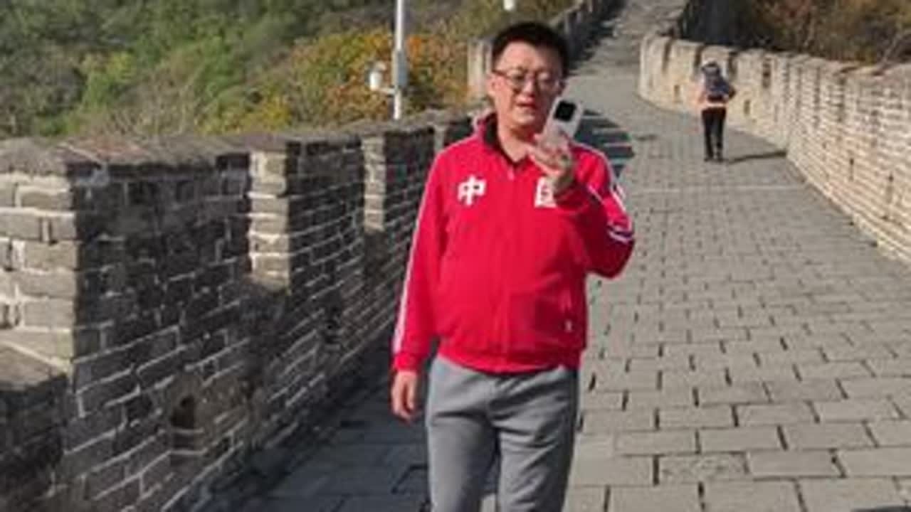 #小米15首发评测# 我觉得喜欢小米15标准版的用户，就是喜欢小米15的小屏幕，还有它超好的手感，它的四曲包裹式中框设计，平衡配重，圆润弧度，让手机不硌手，不坠手，不挡手。 手感是它的第一卖点...