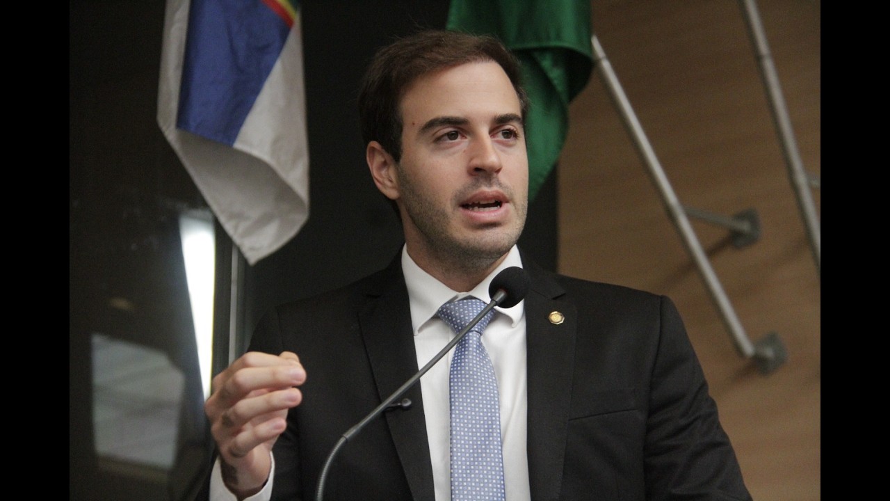Gilson Machado Filho denuncia abandono de prédio de escola municipal