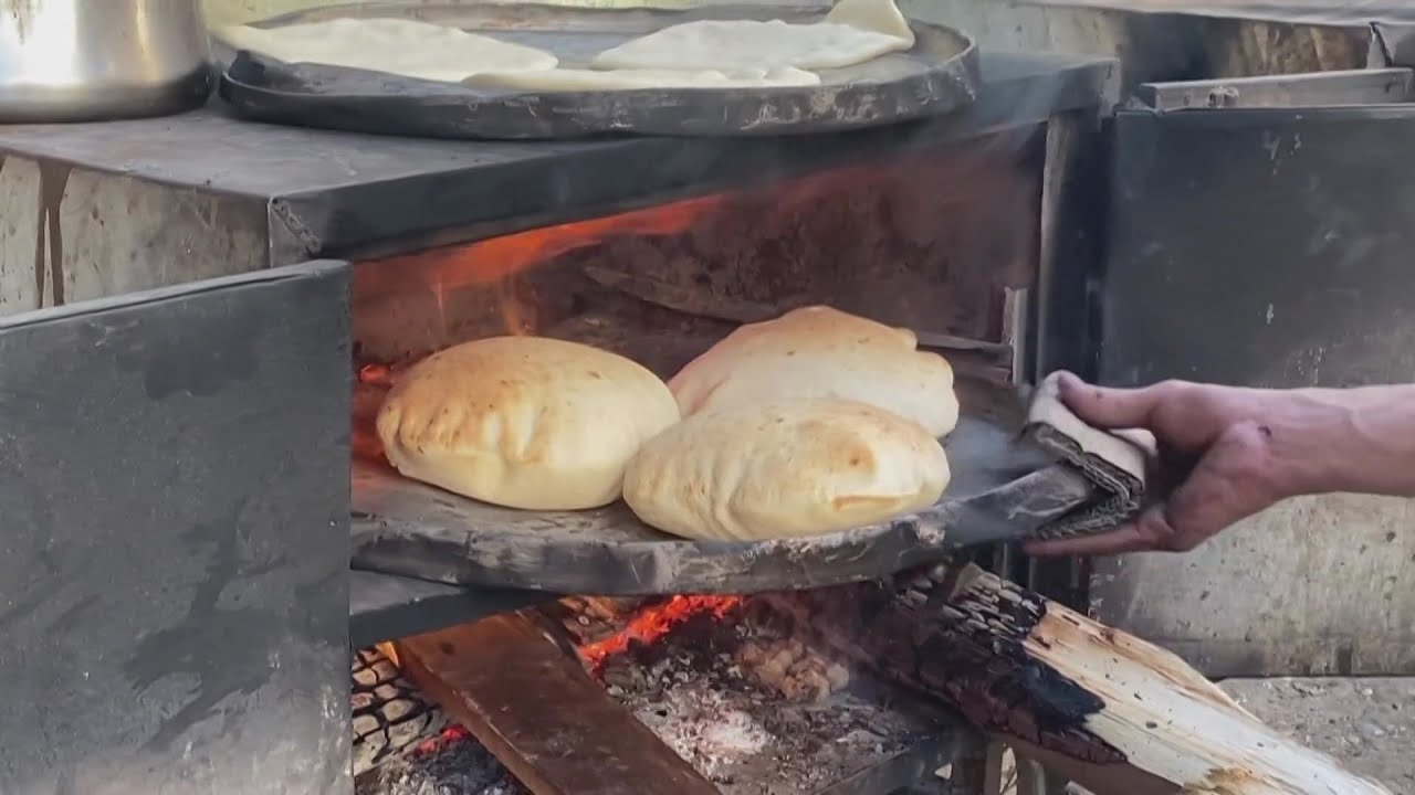 فرن مؤقت يعدّ الخبز الشحيح في غزة