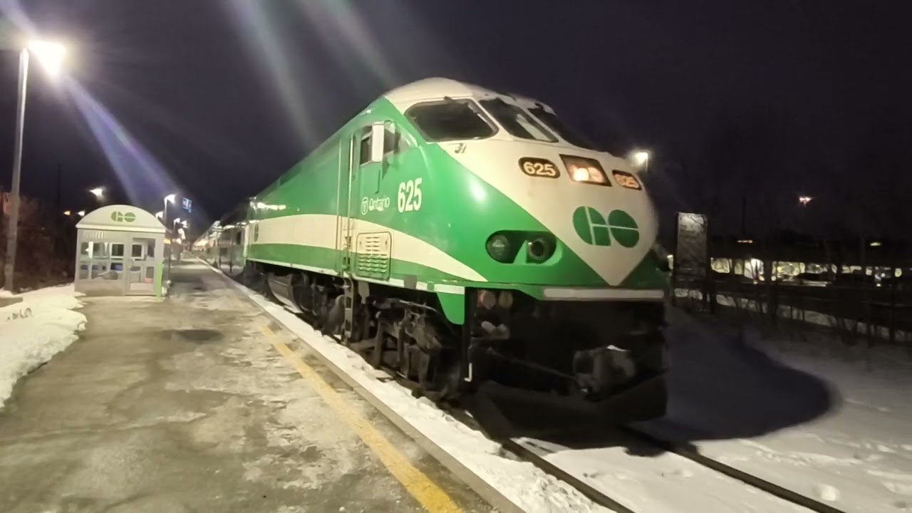 GO Train MP40PH 625 Arriving and Departure Oriole GO Station Pulling 10 Cars of Train