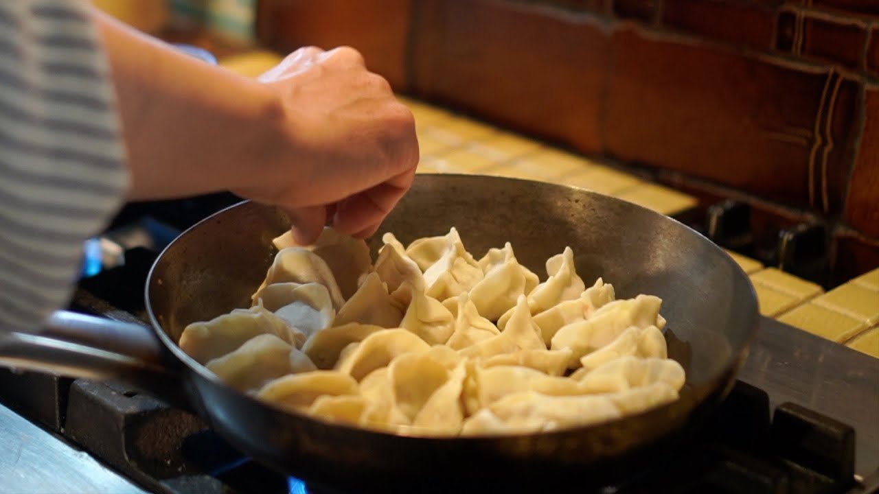 田舎暮らしvlog｜最少限の材料で作る最高の円盤餃子｜よもぎ餡餅作りました｜鶏のいる暮らし｜自給生活｜＃26