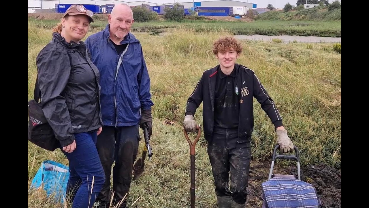 Mudlarks of the West! What do we find mudlarking in this thames swamp?