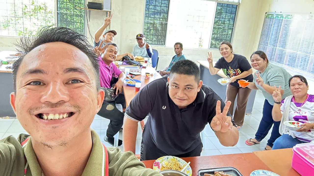 Menyambut Pra-Krismas Di Office//Makan-Makan Yang Simple Bersama Rakan Sekerja