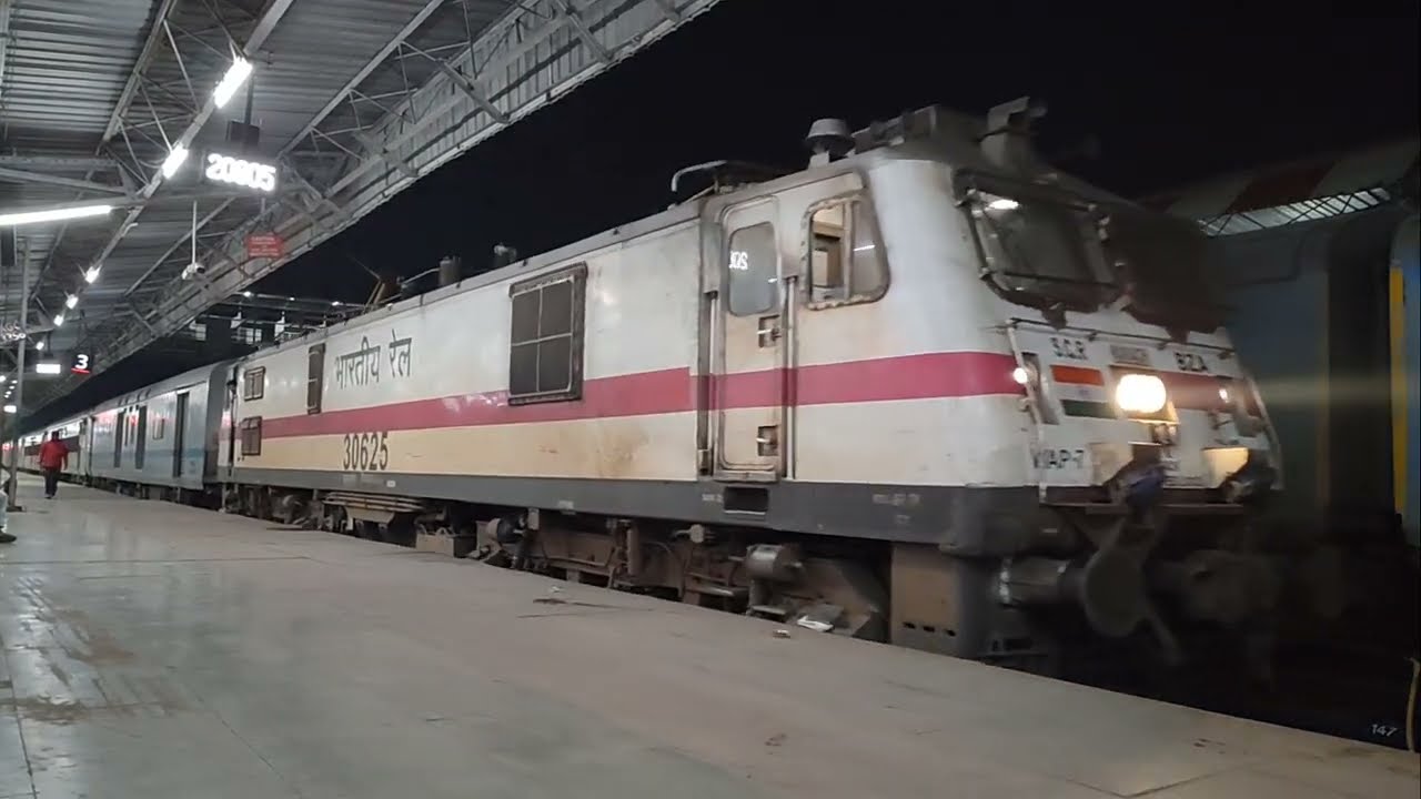 Vishakhapatnam New Delhi Andhra Pradesh Express Arriving Agra Cantt. | Train Announcement