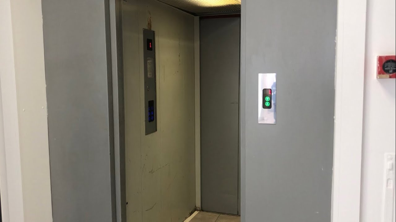 1990s unknown hydraulic elevator (Mb. ComfortLift) - @ Budapest, Újlaki Üzletház (shopping c.)