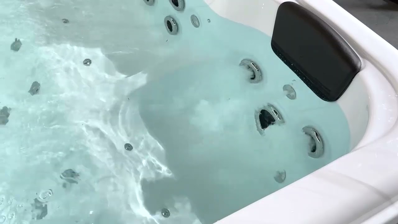 Luxury Spas Social 5 Person Hot Tub