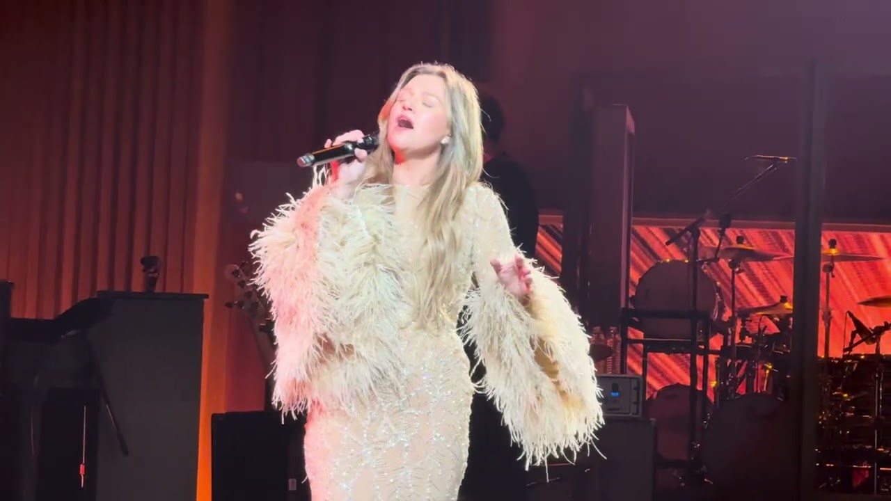 Where have you Been - Kelly Clarkson Vegas crushing the vocals with Jaco!