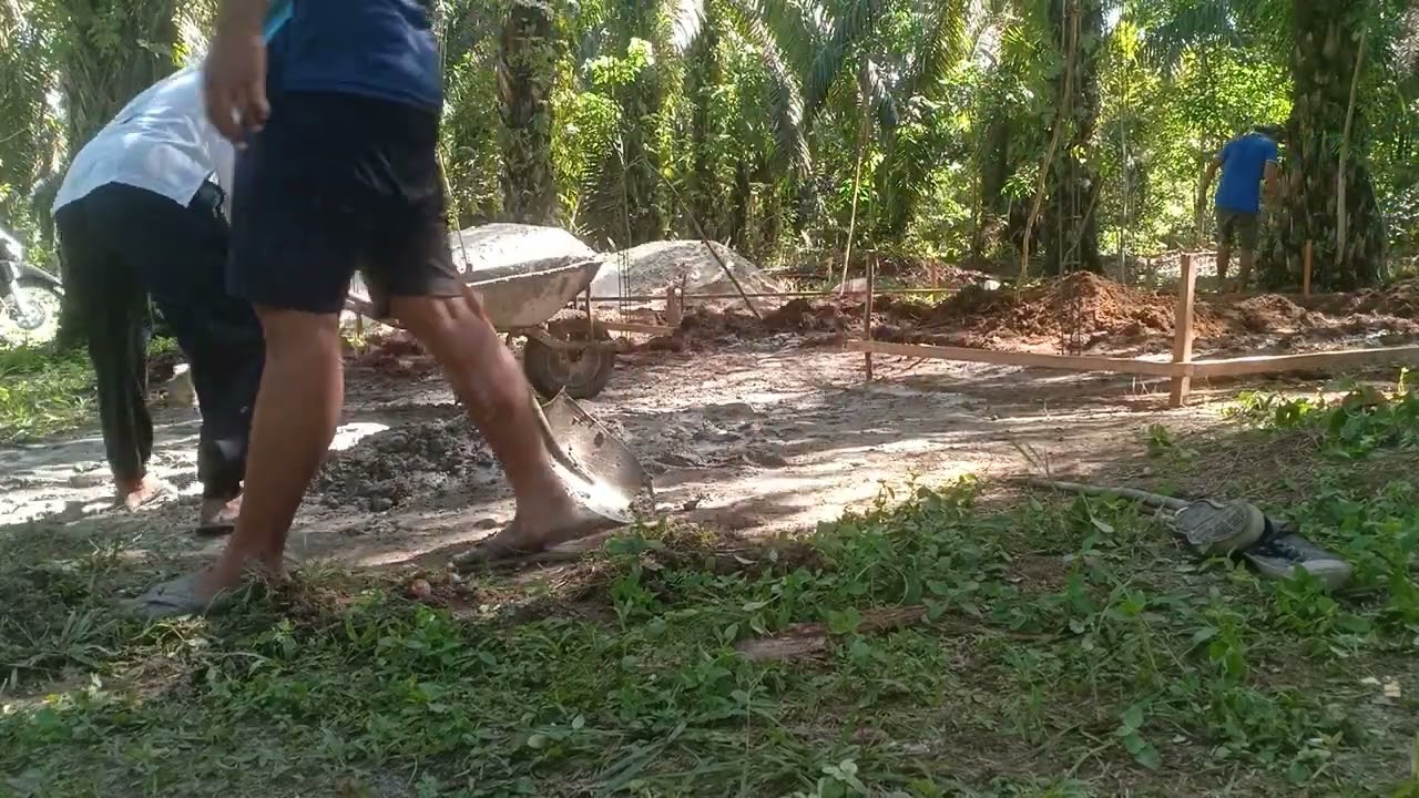 Proses pengecoran pondasi