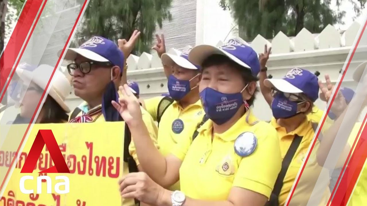 Thai anti-government protesters, royalists put up rival show of force in Bangkok