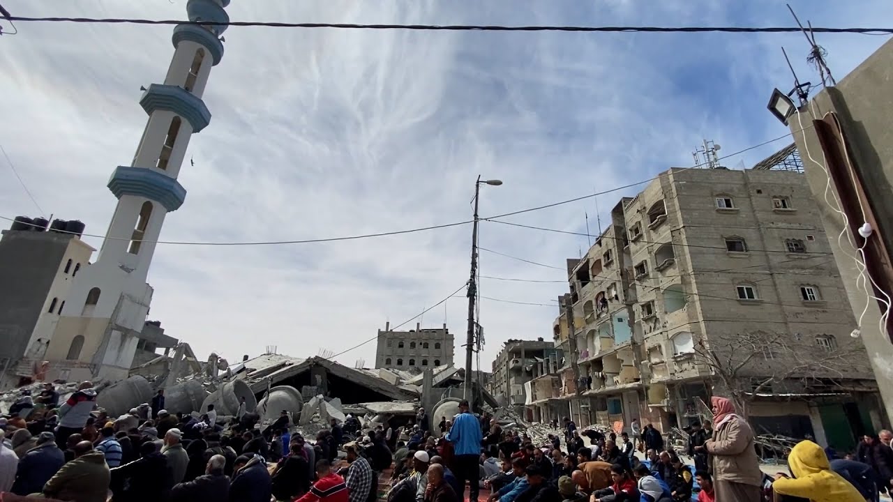 فلسطينيون يؤدون صلاة الجمعة على أنقاض مسجد دمّرته طائرات الاحتلال الإسرائيلي في رفح جنوب قطاع غزة