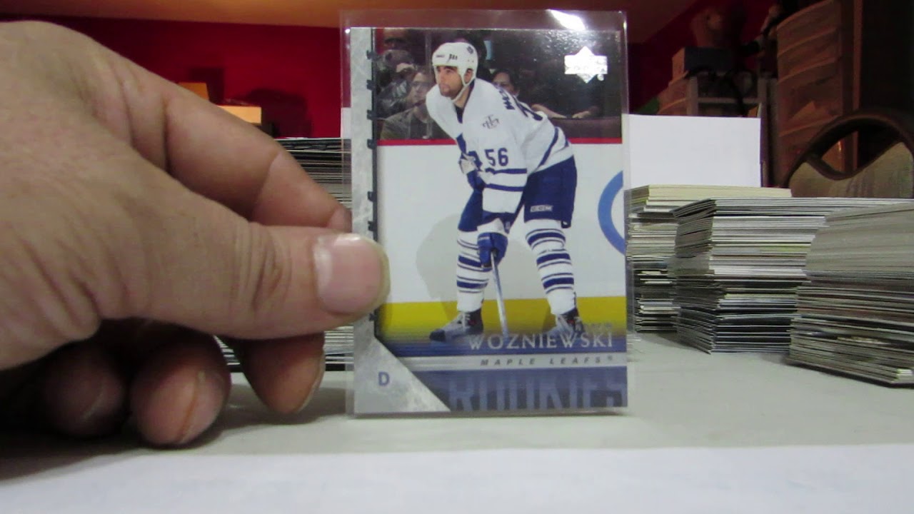 2005-06 UPPER DECK 212 ANDREW WOZNIEWSKI MAPLE LEAFS YOUNG GUNS RC