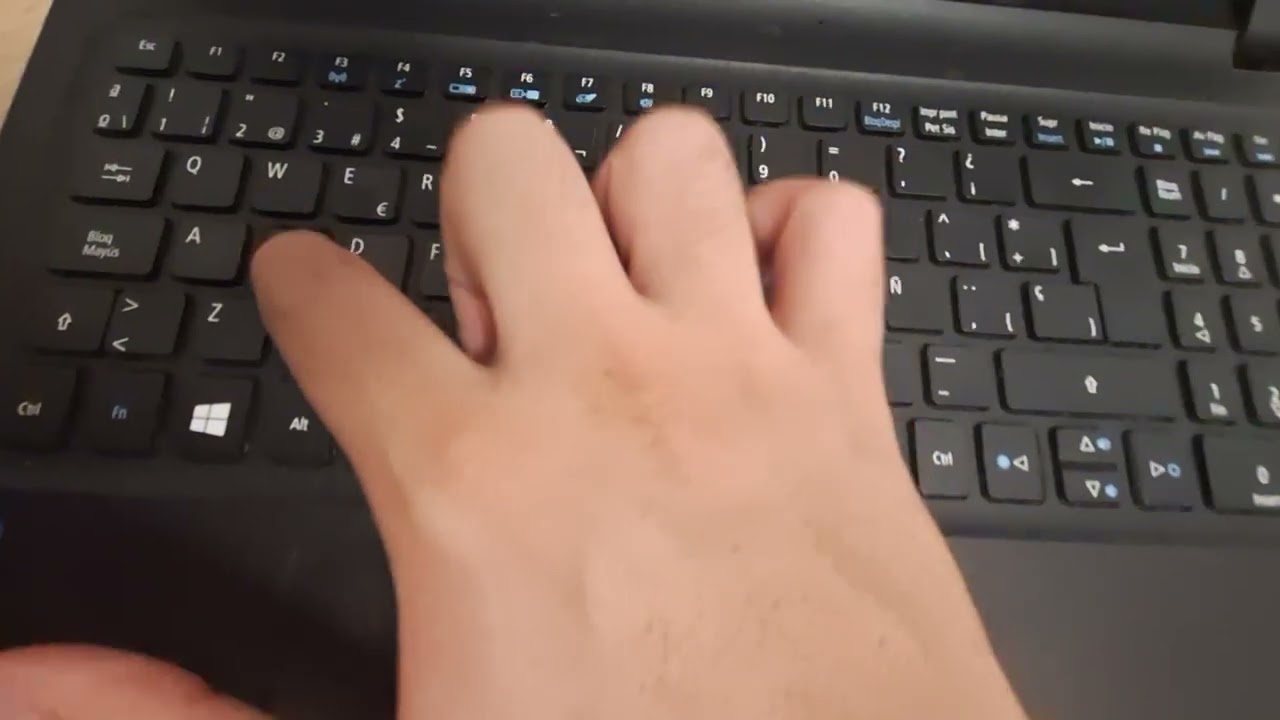 asmr caserito con una notebook 
