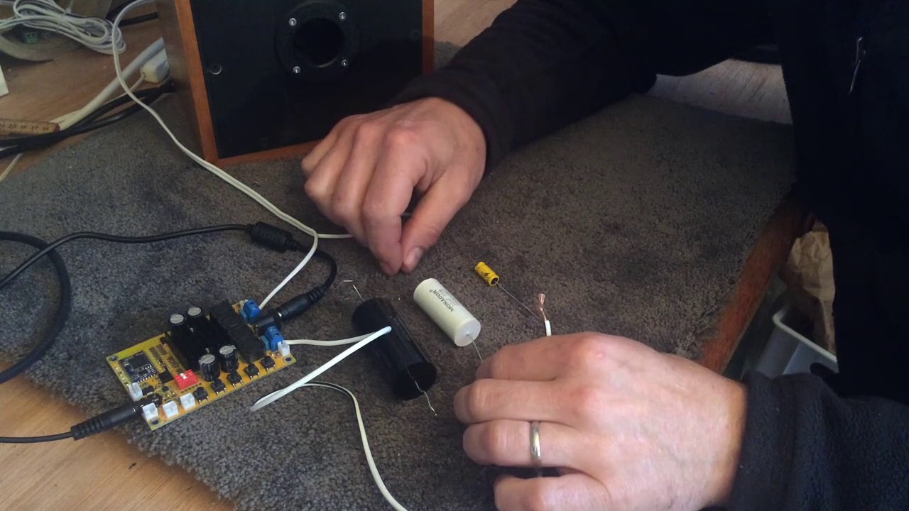 Какую функцию выполняет конденсатор в громкоговорителе?