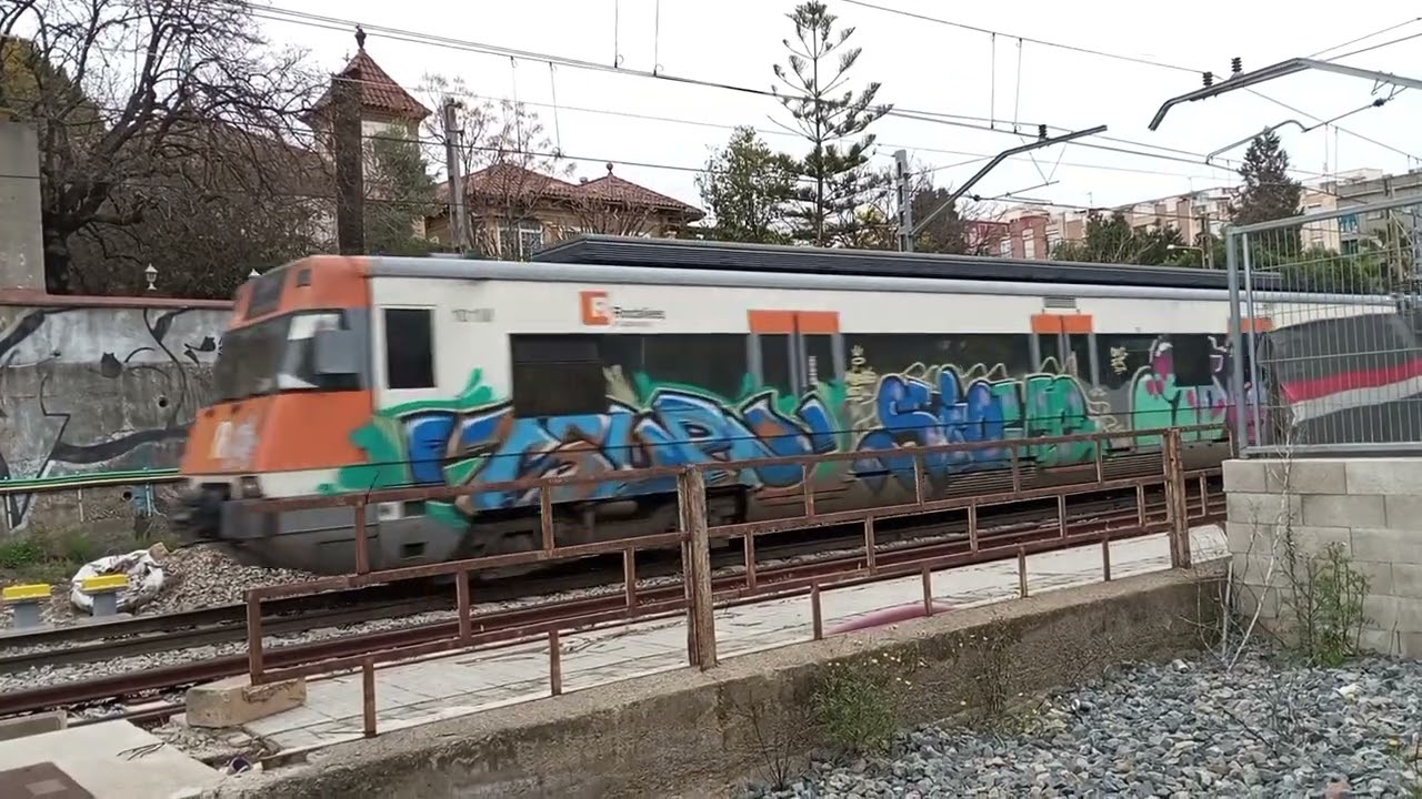 Trenes de Rodalies de Catalunya UT 447/ Civia 465 linea R4 por Sant Feliu