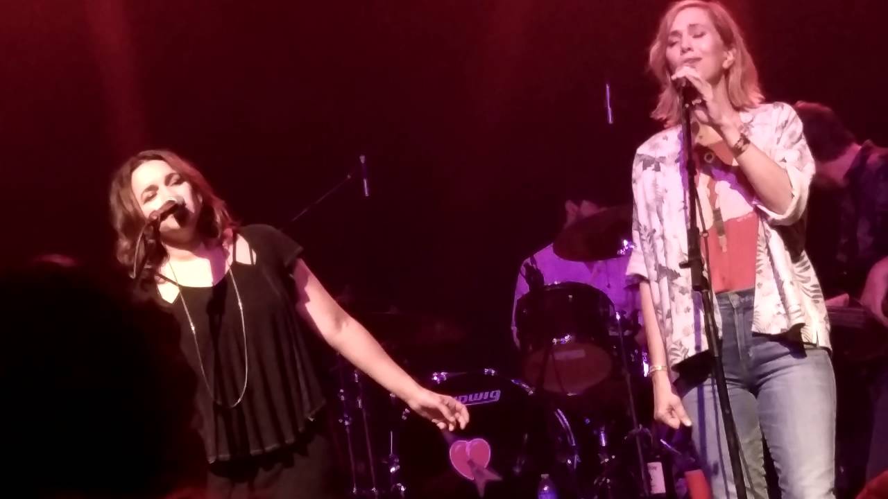 Norah Jones with Kristen Wiig 