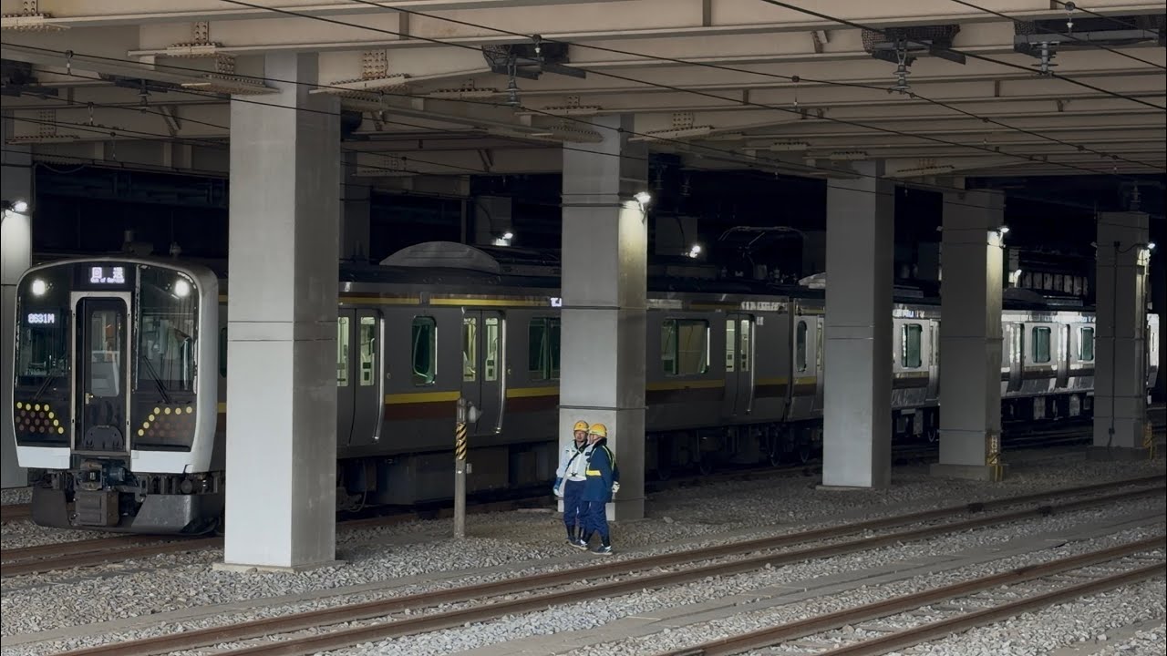 【4K高画質】【E131系TN13編成３両  OM出場回送（C保全）】E131系600番台ﾔﾏTN13編成が回送電車として警笛を鳴らしてOM構内を発車するシーン（回8631M）2026.2.16
