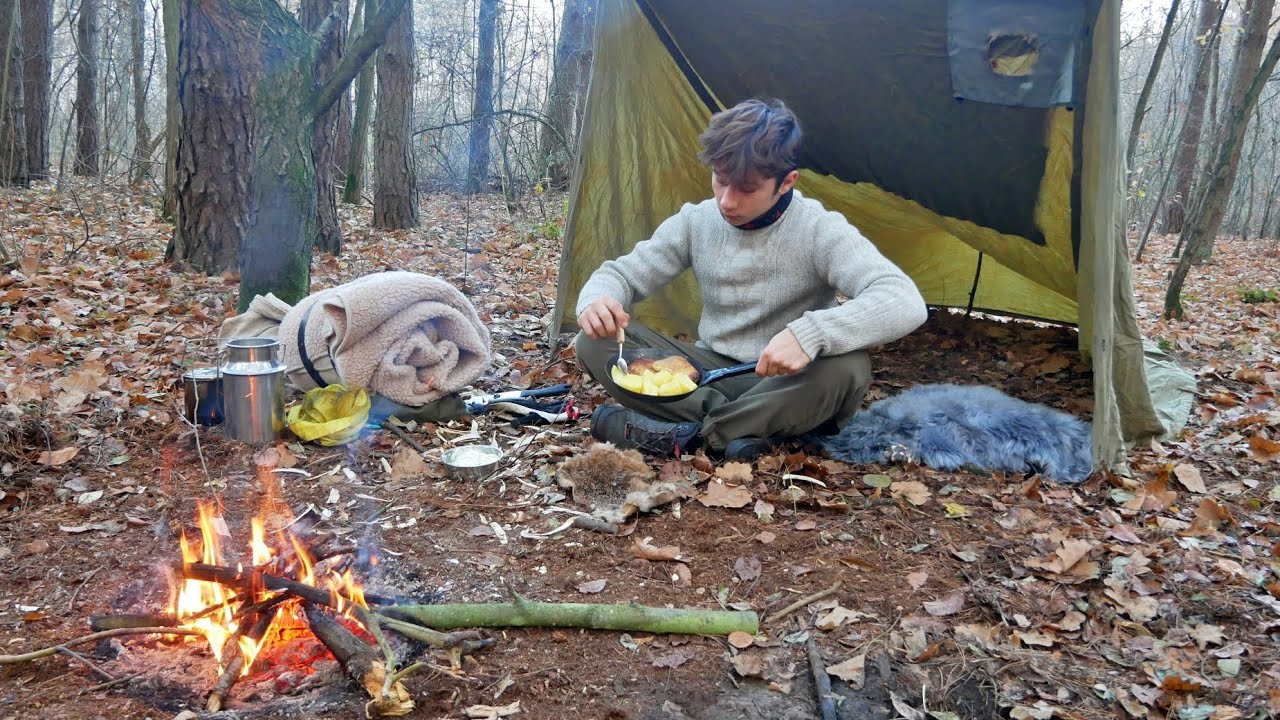 Biwak w starym stylu: schabowy z ogniska, noc na owczych skórach i struganie łyżki