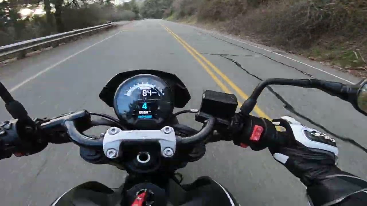 Trident 660 Lane Splitting and HARD Acceleration!