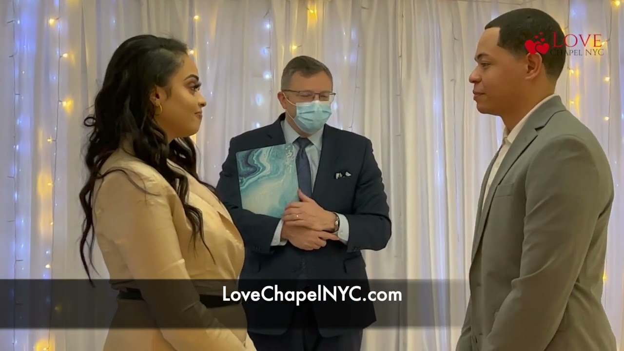 One Minute Wedding in Manhattan. Civil ceremony at the Love Chapel NYC