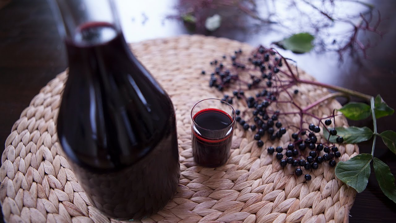Selbstgemachter Holundersaft mit Honig Video und Rezept