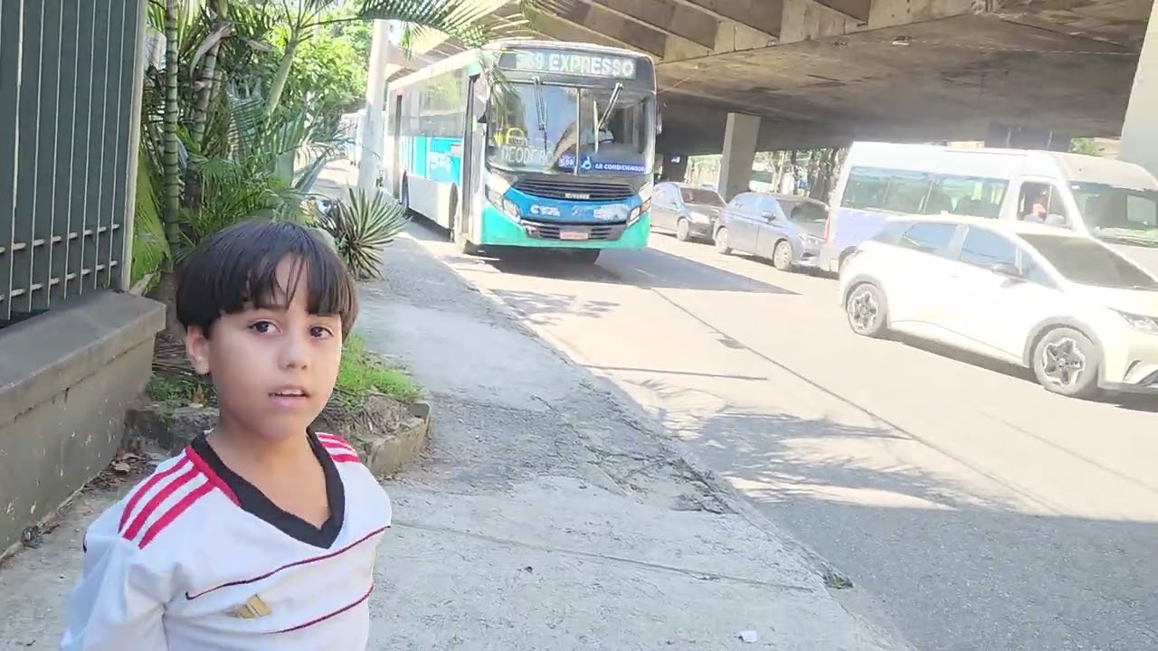 Lembrando eu estava filmando e ajudando meu irmão novo 