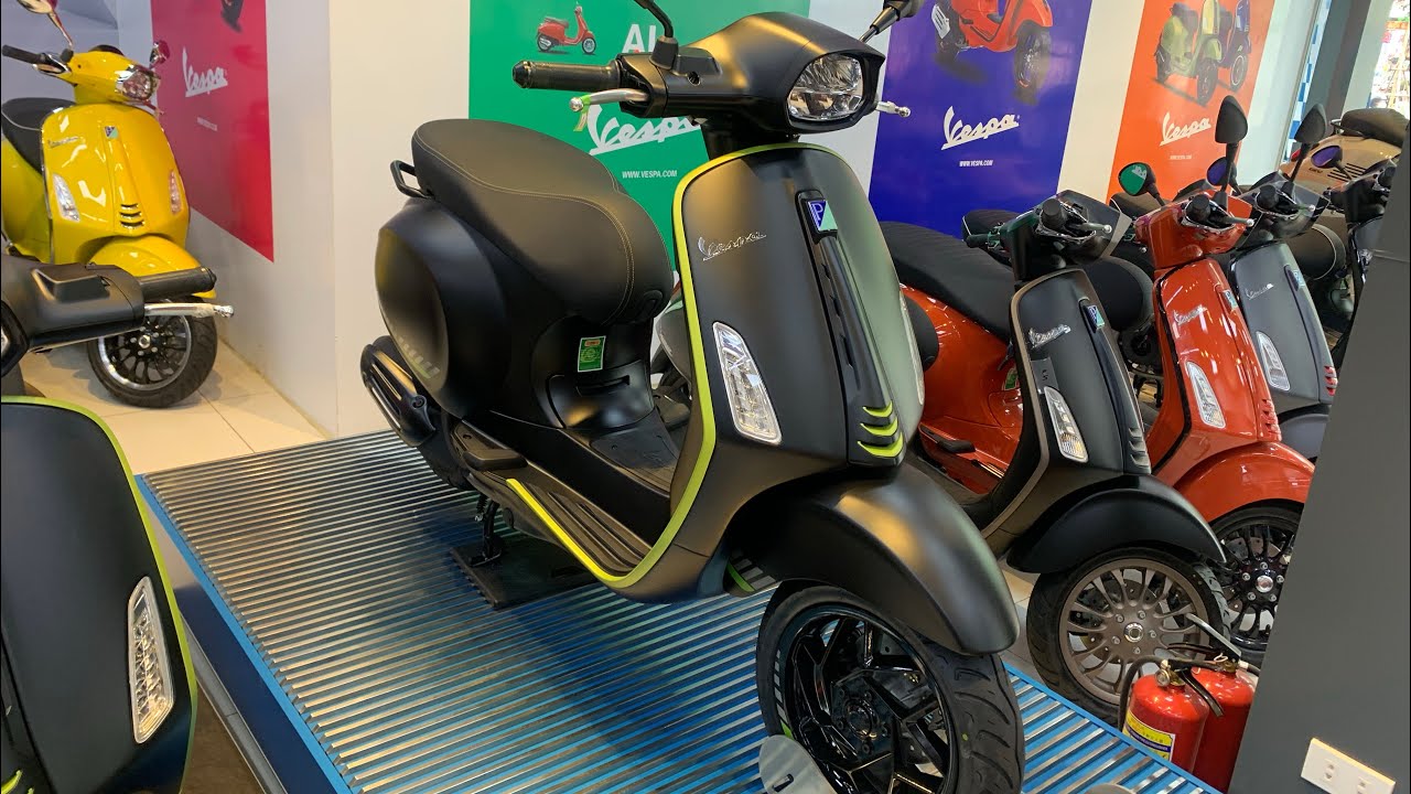 Đi bộ xung quanh và tham quan Vespa Sprint 2025 và GTS Super Sport