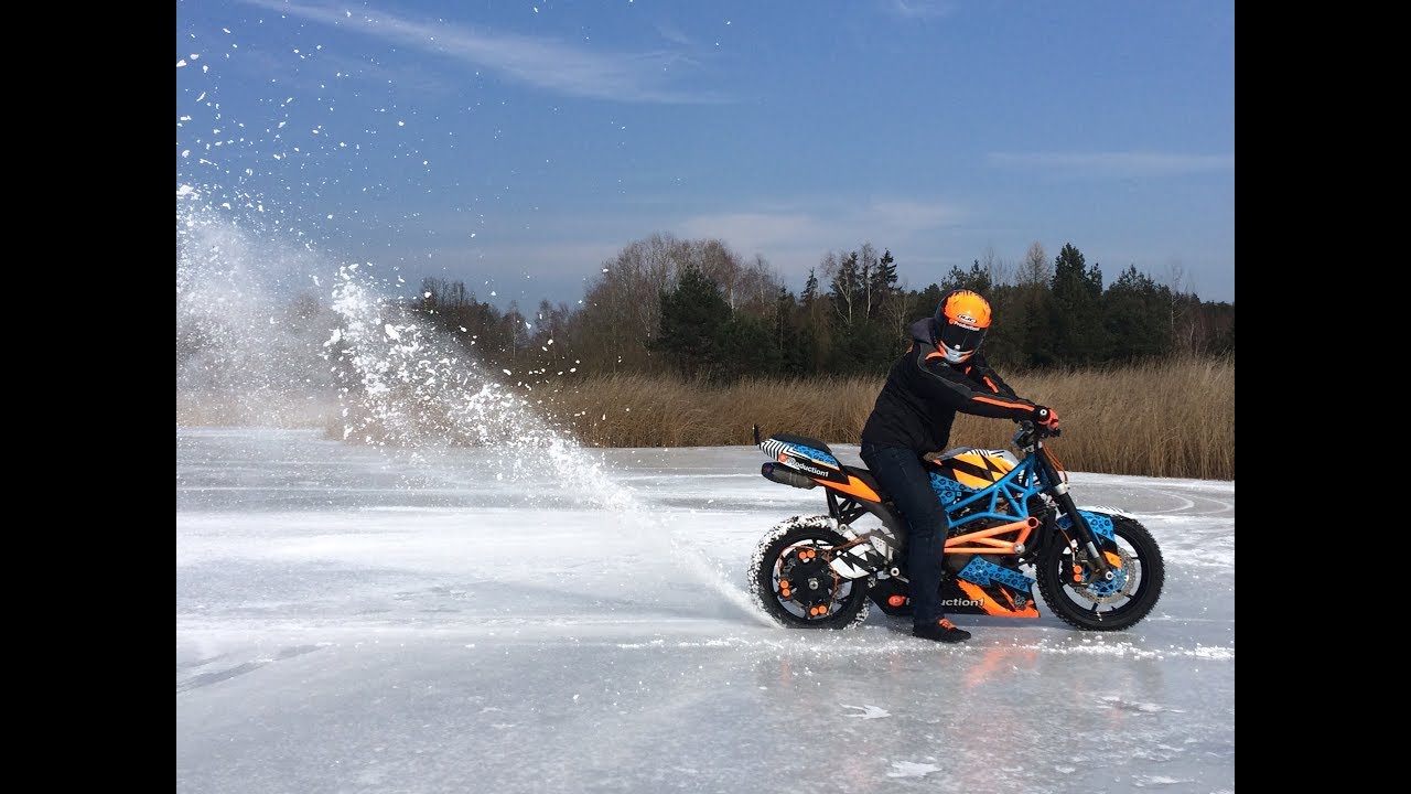 Stunt riding on ice - Kawasaki ZX6R
