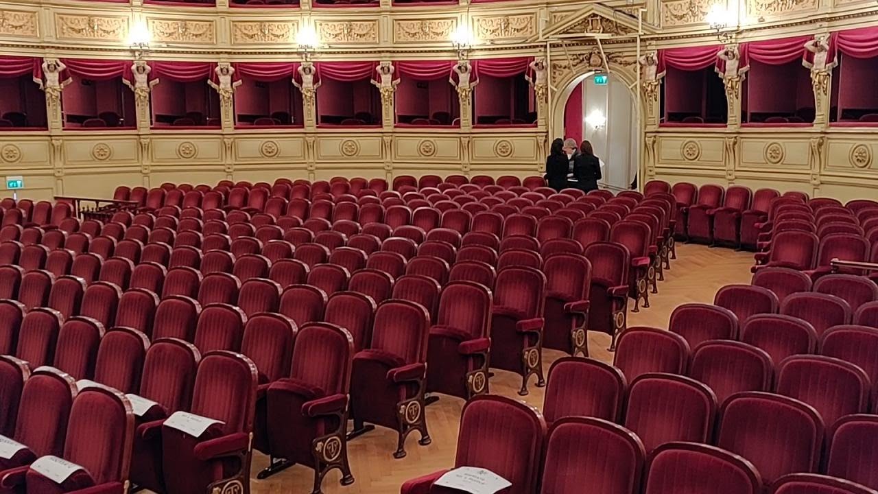 Lezioni di storia: il teatro Verdi di Trieste si riempie (in time lapse)