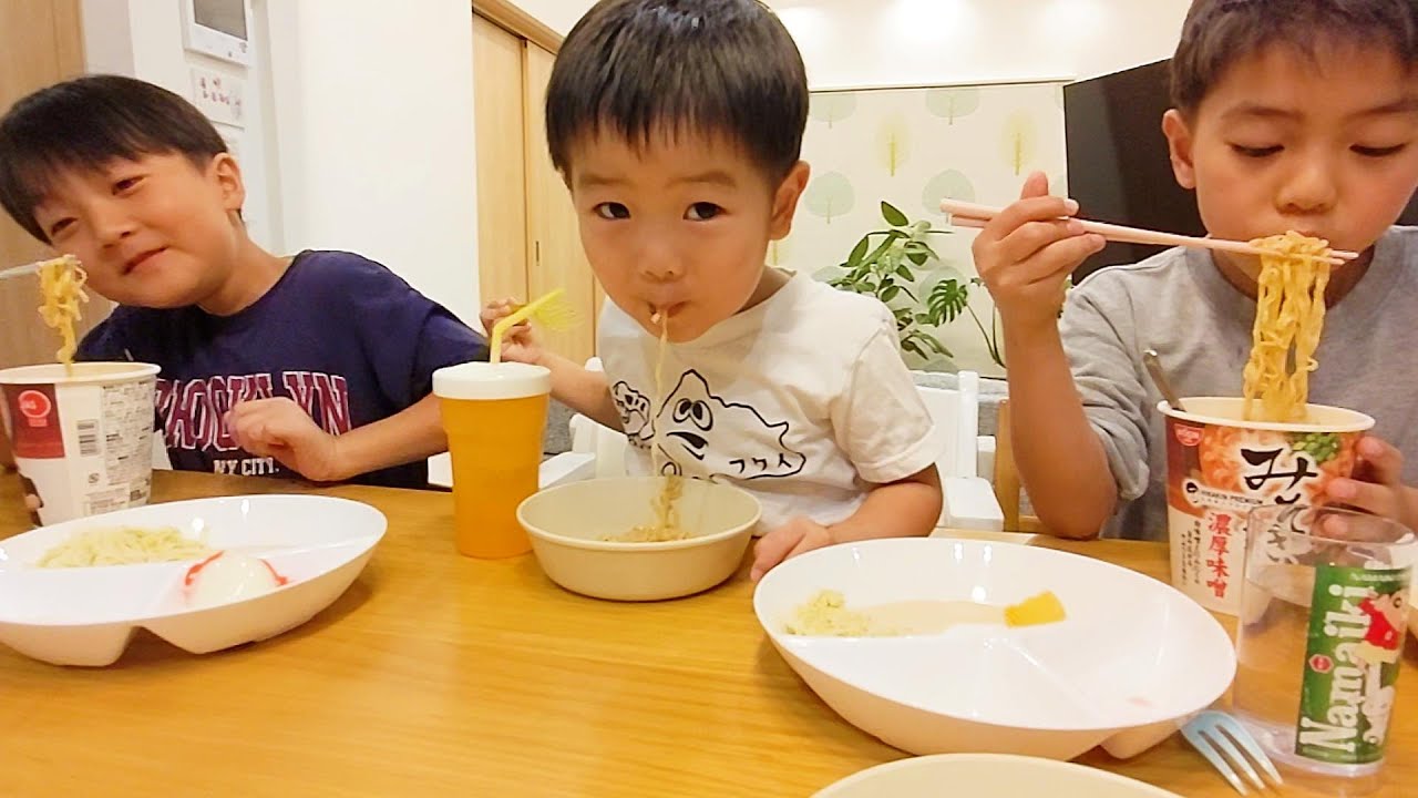 みそきんを食べる三兄弟😋  大絶賛の嵐が吹き荒れる　#1748