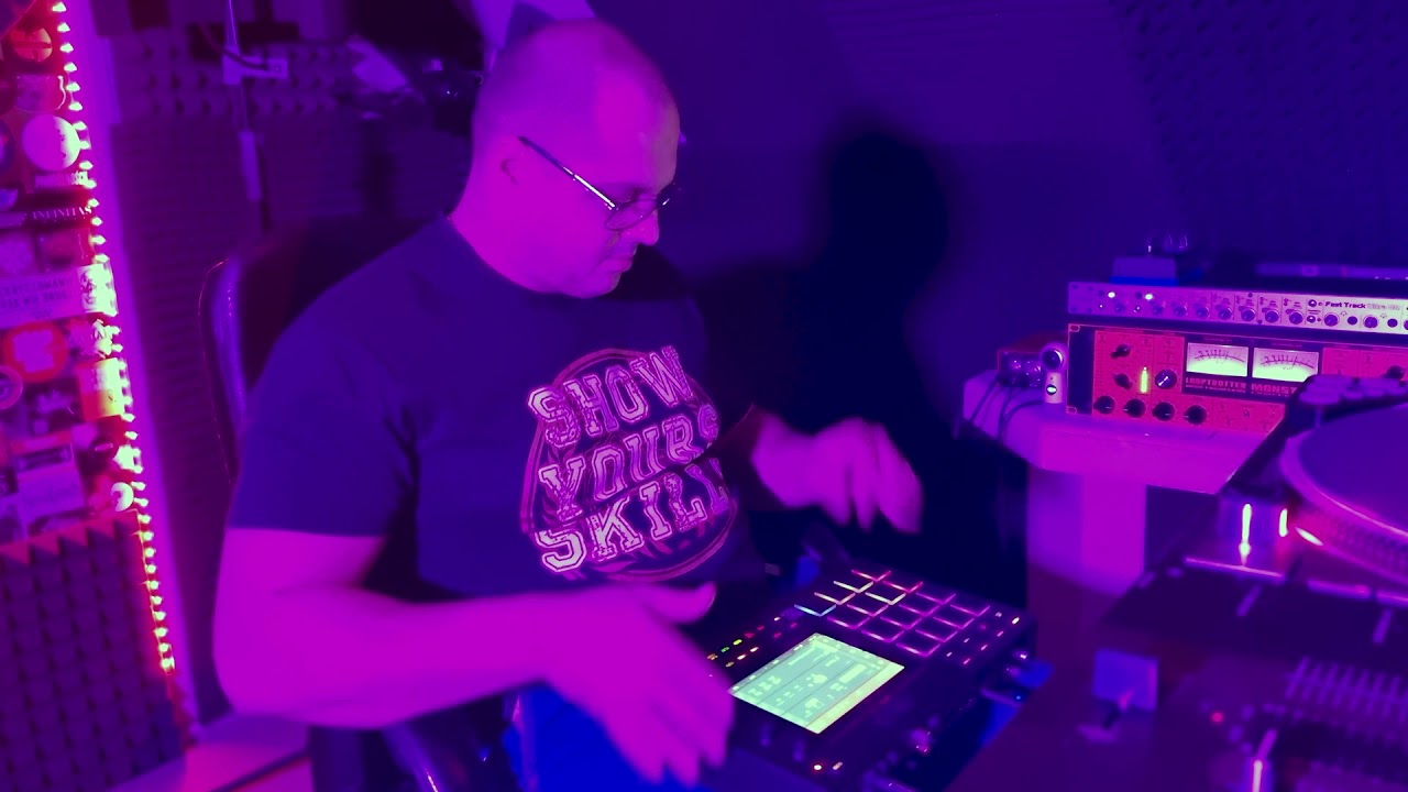 Dj Shadowface live beat on AKAI MPC jaming + fresh scratches